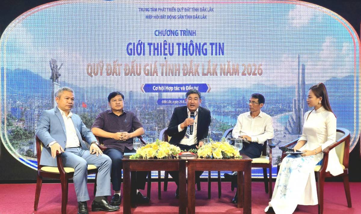 Lãnh đạo Trung tâm Phát triển quỹ đất tỉnh Đắk Lắk cùng đại diện các đơn vị liên quan chia sẻ, cung cấp thêm thông tin về các khu đất “vàng” sẽ đấu giá cho những người quan tâm.  