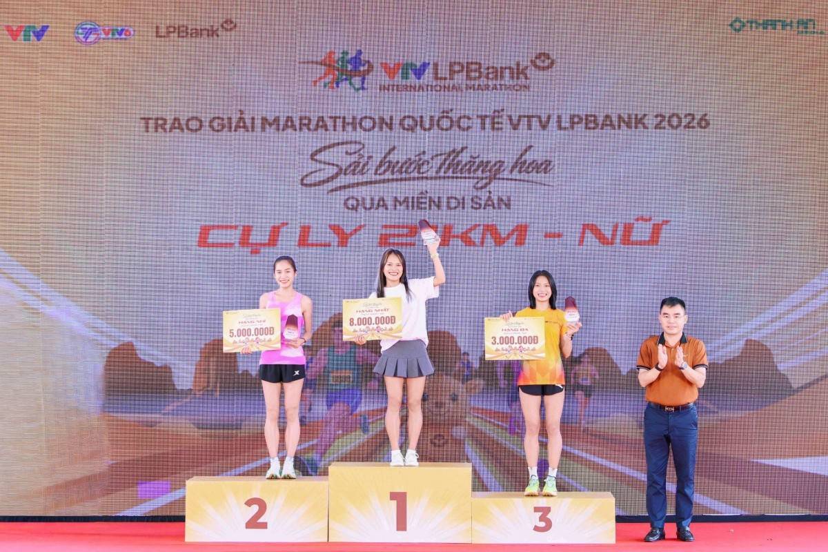Ông Hồ Nam Tiến - Chủ tịch HĐQT LPBank trao giải cho top 3 cự ly 21 km nữ