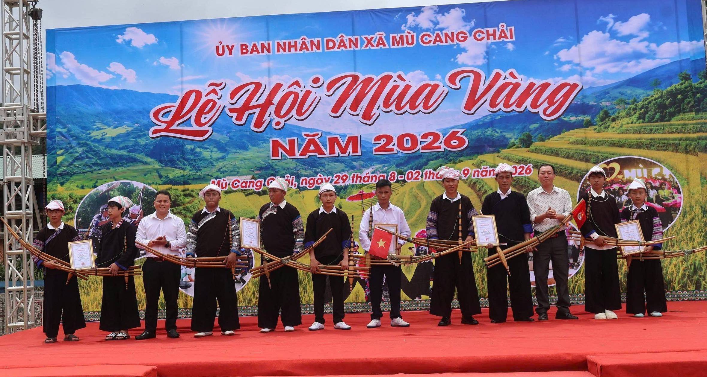 Phiêu diêu cùng tiếng khèn Mông giữa mùa vàng Mù Cang Chải