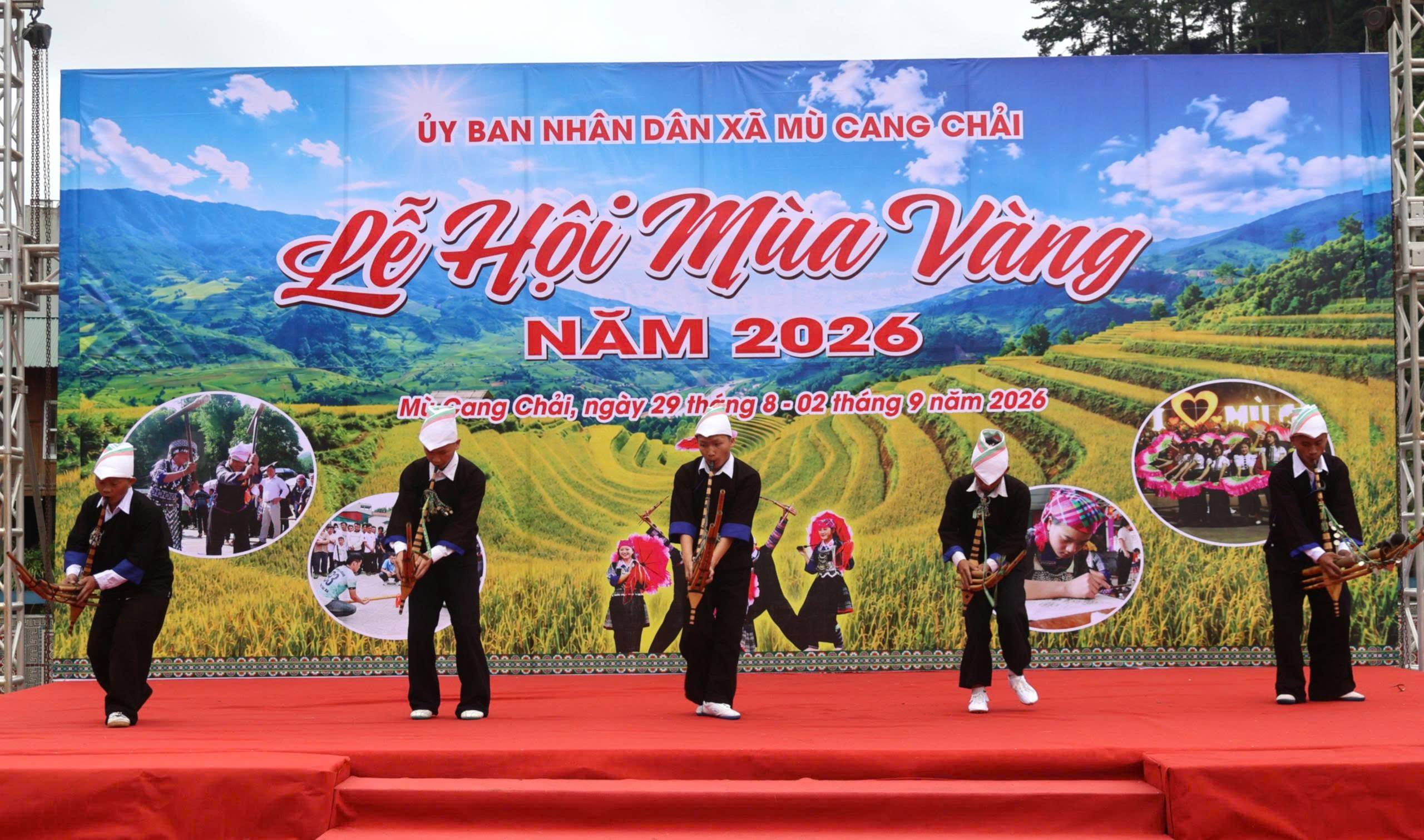 Phiêu diêu cùng tiếng khèn Mông giữa mùa vàng Mù Cang Chải