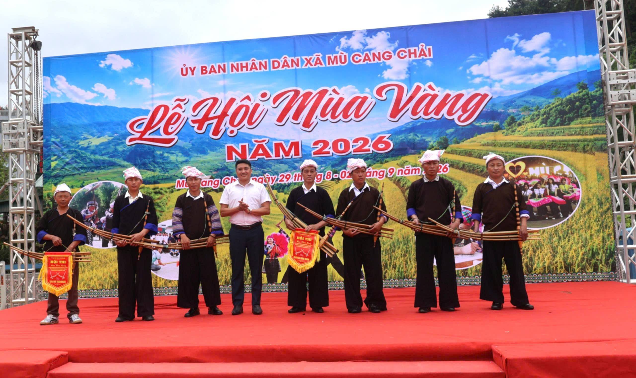 Phiêu diêu cùng tiếng khèn Mông giữa mùa vàng Mù Cang Chải
