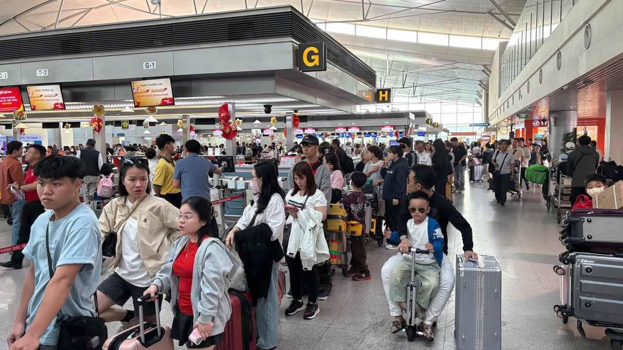 Cao điểm Quốc khánh 2/9: Siết điều tiết luồng bay, bảo đảm an toàn khai thác