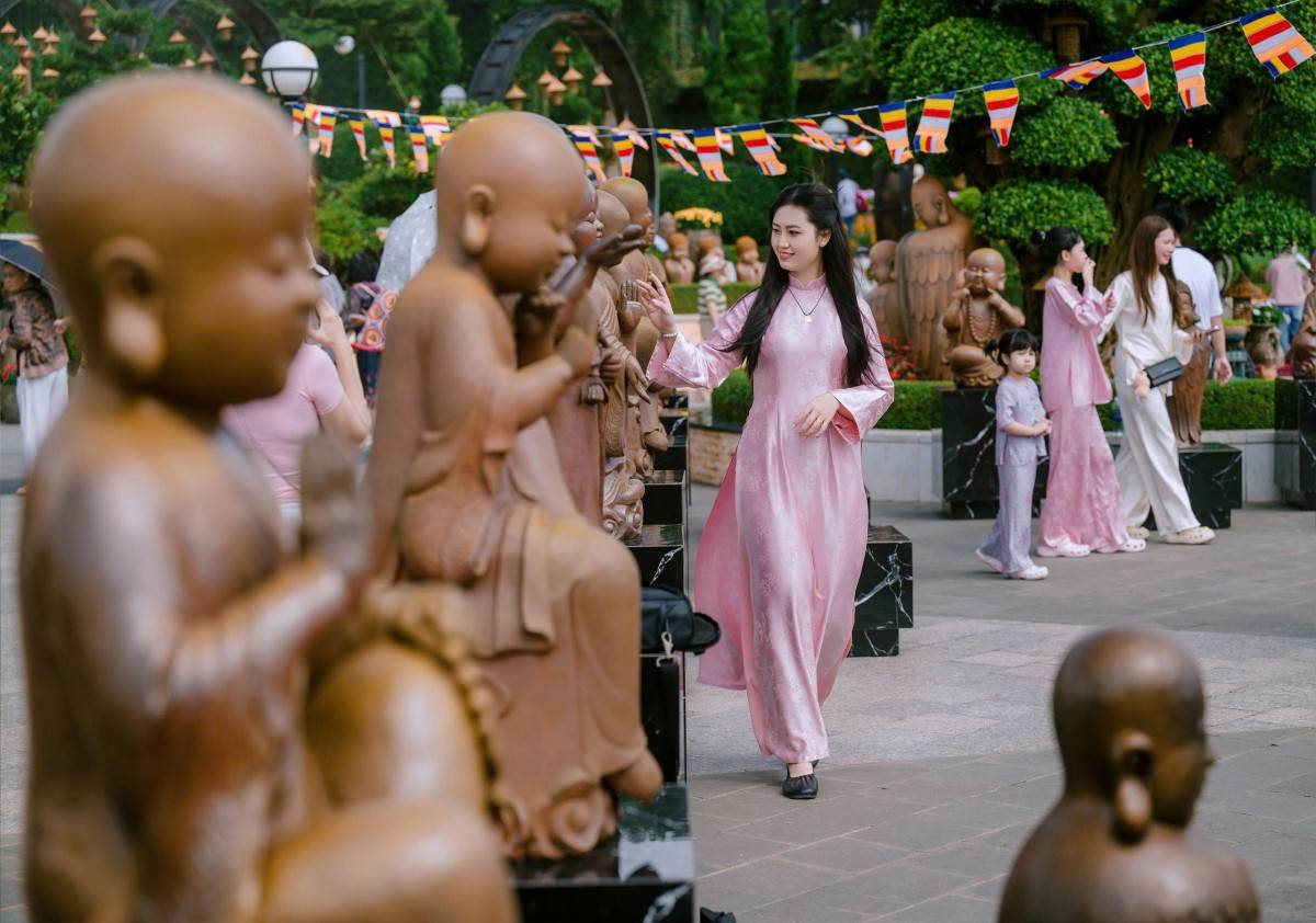 Núi Bà Đen: Du khách mê mẩn check-in triển lãm sắp đặt nghệ thuật gốm tâm linh quy mô lớn nhất Việt Nam