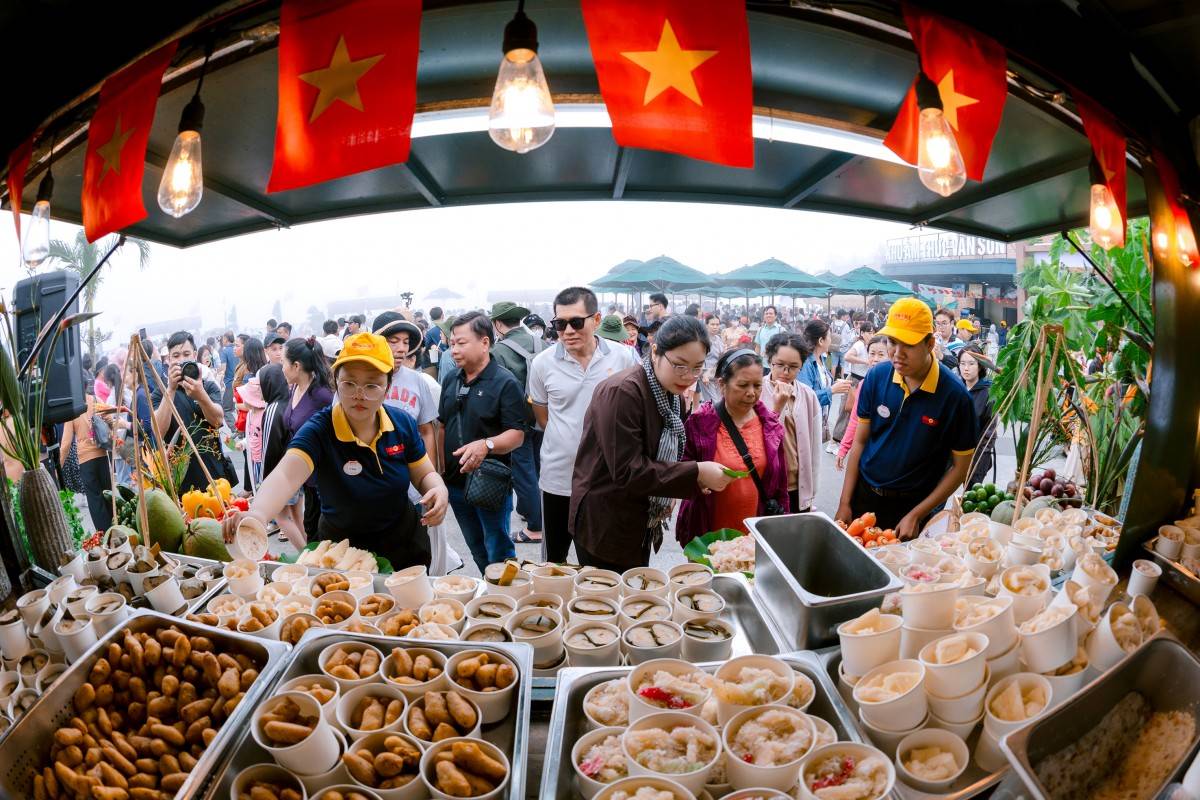 Núi Bà Đen: Du khách mê mẩn check-in triển lãm sắp đặt nghệ thuật gốm tâm linh quy mô lớn nhất Việt Nam