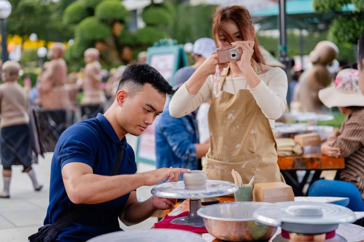 Núi Bà Đen: Du khách mê mẩn check-in triển lãm sắp đặt nghệ thuật gốm tâm linh quy mô lớn nhất Việt Nam