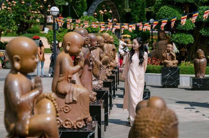 Núi Bà Đen: Du khách mê mẩn check-in triển lãm sắp đặt nghệ thuật gốm tâm linh quy mô lớn nhất Việt Nam