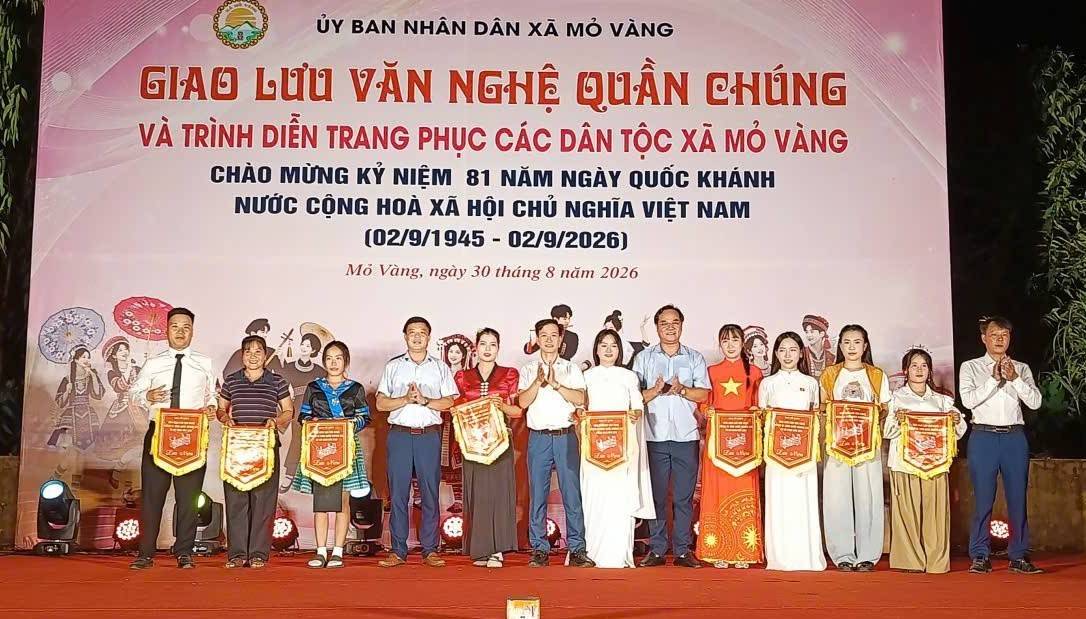 Sắc màu văn hóa các dân tộc hội tụ trong đêm hội đầu tiên tại Mỏ Vàng, Lào Cai