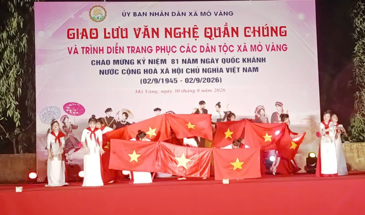Sắc màu văn hóa các dân tộc hội tụ trong đêm hội đầu tiên tại Mỏ Vàng, Lào Cai