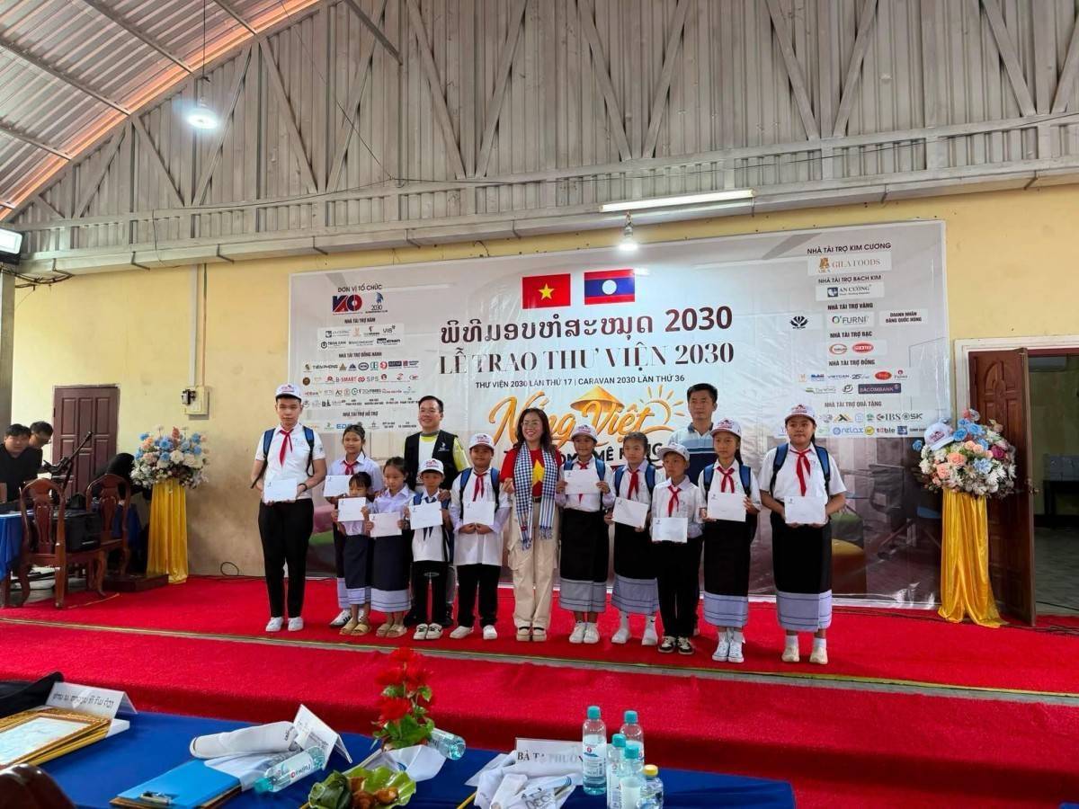 Thư viện 2030 lần thứ 17 vượt biên giới, mang tri thức đến học sinh Lào