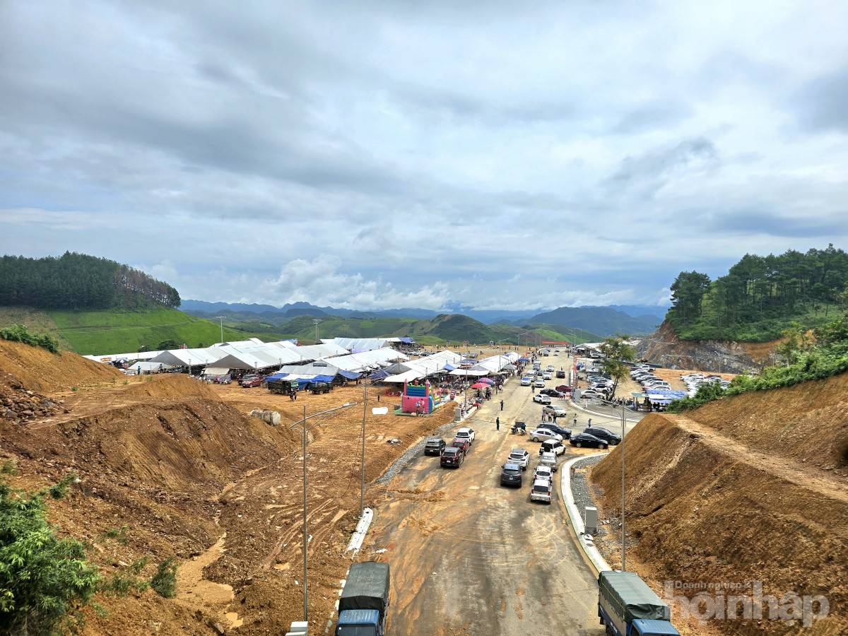 Sơn La: Lóng Sập rộn ràng ngày hội giao thương Việt - Lào
