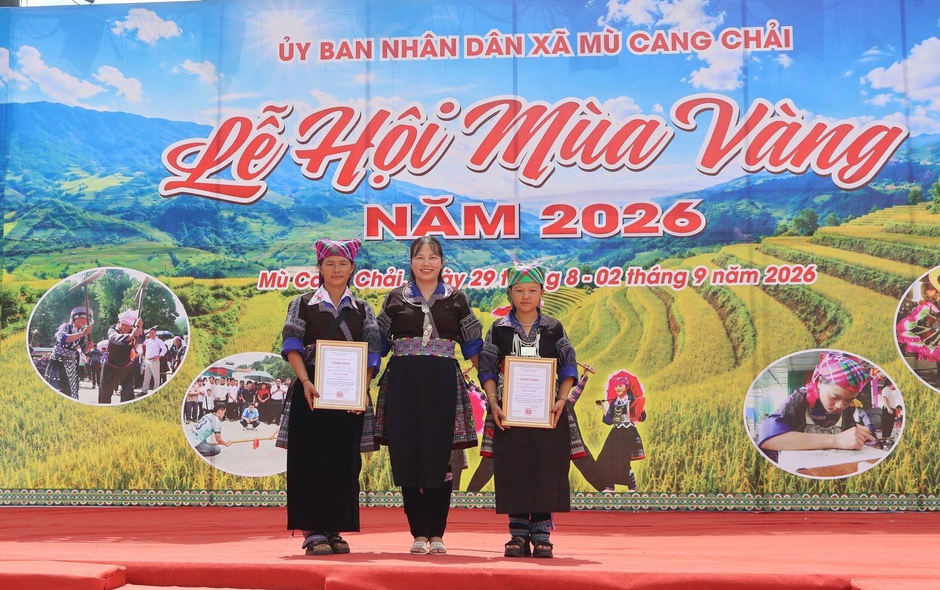 Lào Cai: Mù Cang Chải đưa di sản vẽ sáp ong vào hành trình trải nghiệm mùa vàng