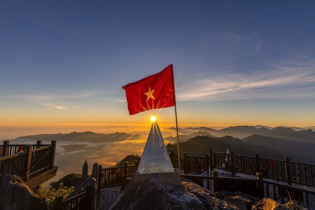 Bình minh trên đỉnh Fansipan. Ảnh: Nguyễn Minh Tú