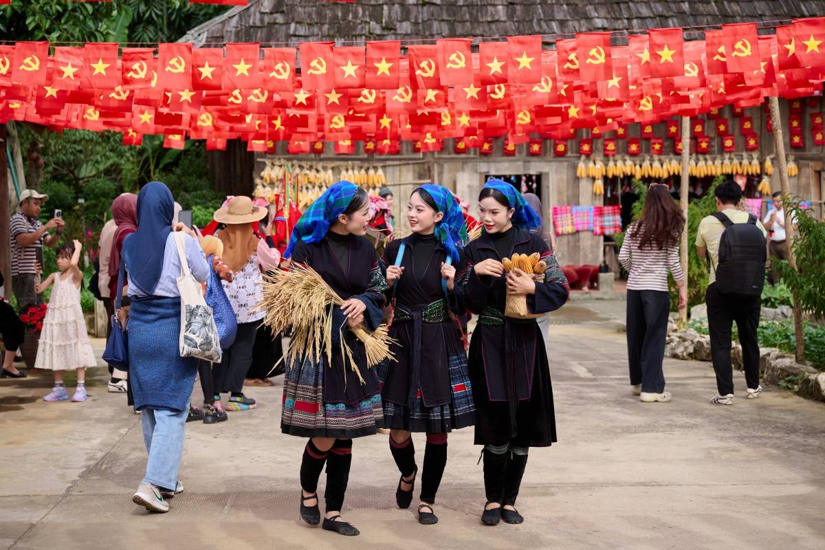 Du khách nhộn nhịp check in đỉnh Fansipan dịp lễ 2/9