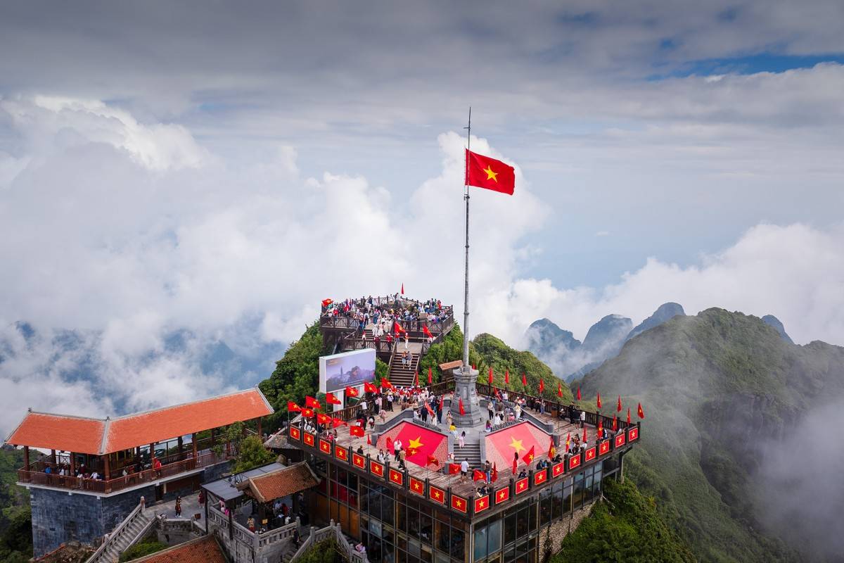 Du khách nhộn nhịp check in đỉnh Fansipan dịp lễ 2/9