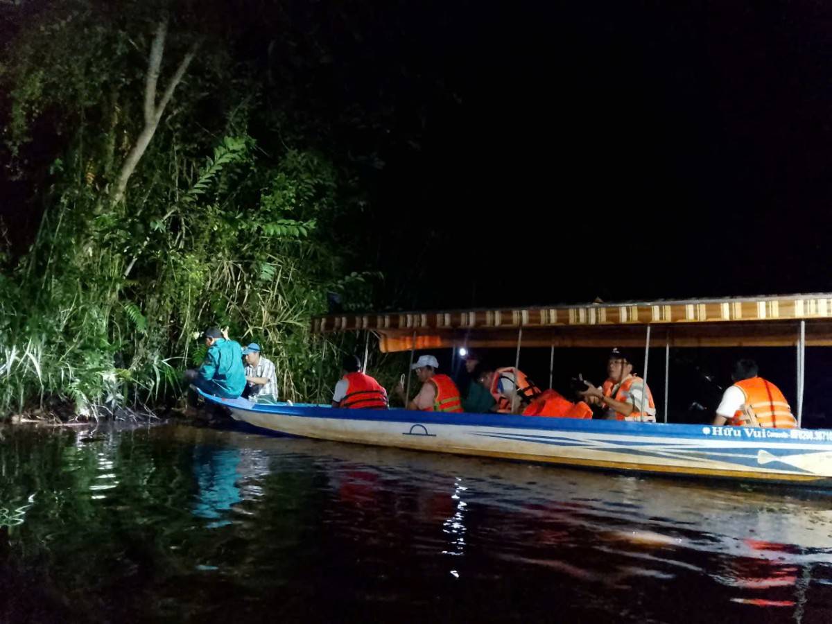 đoàn presstrip trải nghiệm dỡ lợp, bắt cá, giăng câu tại U Minh Hạ