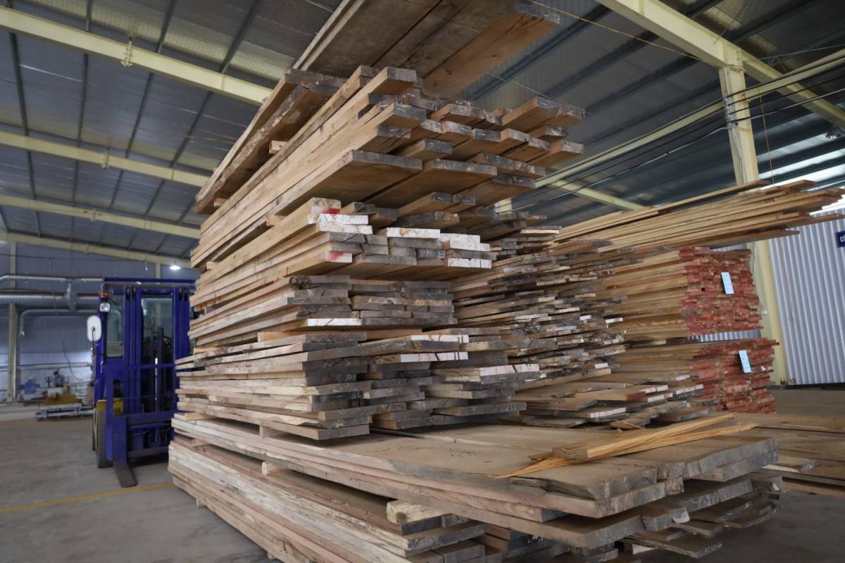 Gỗ xẻ sấy vốn là những loại gỗ tự nhiên, sau khi khai thác về xưởng gỗ sẽ được phân khúc và dùng máy xẻ thành các lát có độ dày nhất định. Để gia tăng độ ổn định, độ bền và có tính thẩm mỹ hơn… thì các thanh gỗ xẻ sẽ được trải qua quy trình xử lý nhiệt để biến tính. Quá trình này áp dụng những quy trình nghiêm ngặt, trang thiết bị hiện đại – công nghệ tiên tiến để đảm bảo cho ra sản phẩm chất lượng. 