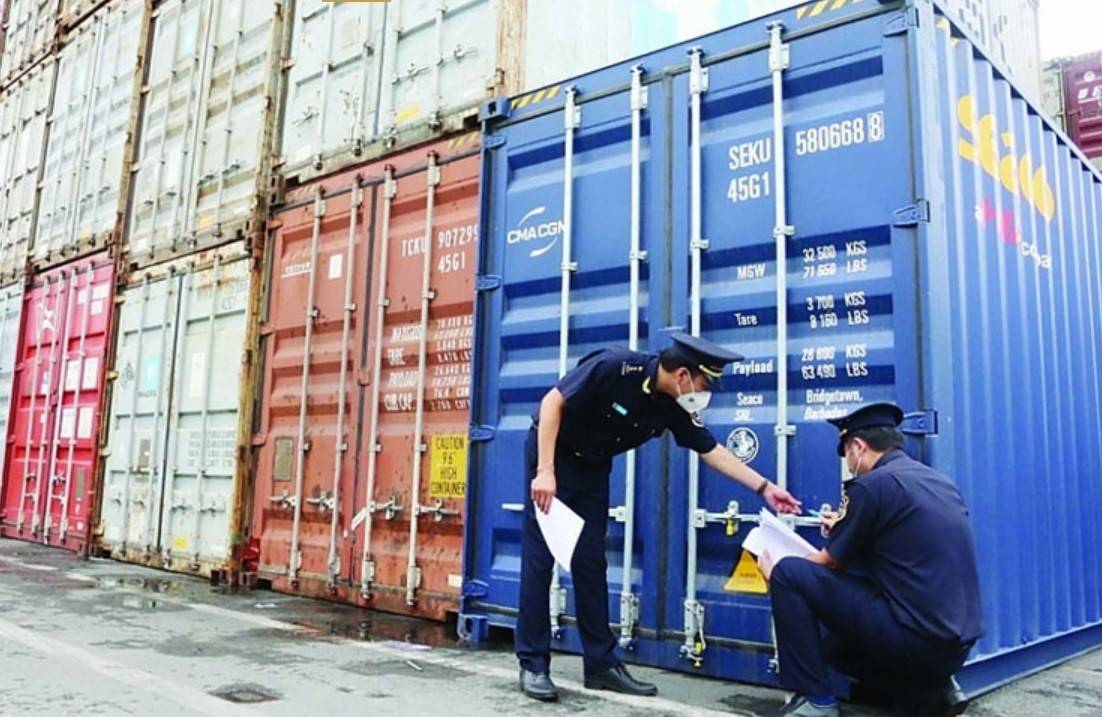 Công chức hải quan kiểm tra hàng hóa nhập khẩu
