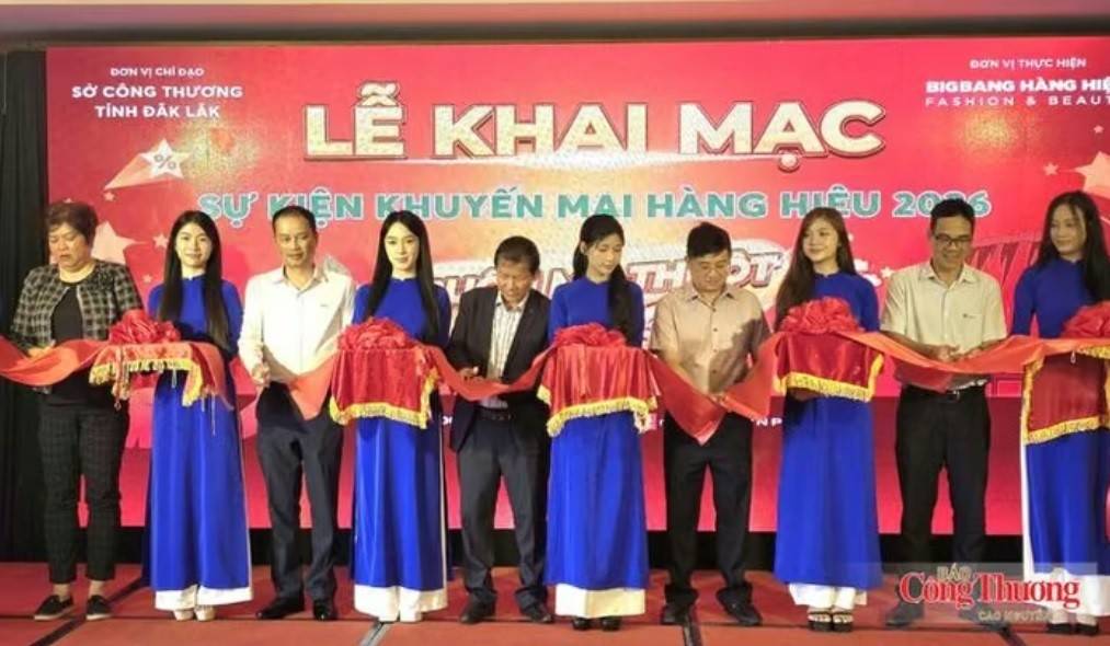Các đại biểu cắt băng khai mạc chương trình khuyến mại hàng hiệu Buôn Ma Thuột Mega Sale 2026.