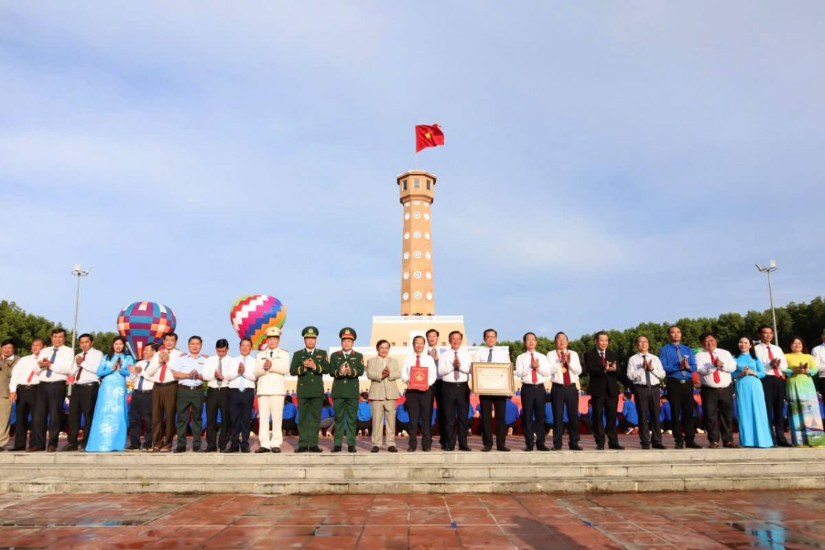 Lễ chào cờ và Lá cờ Tổ quốc tại Cột cờ Hà Nội - Mũi Cà Mau