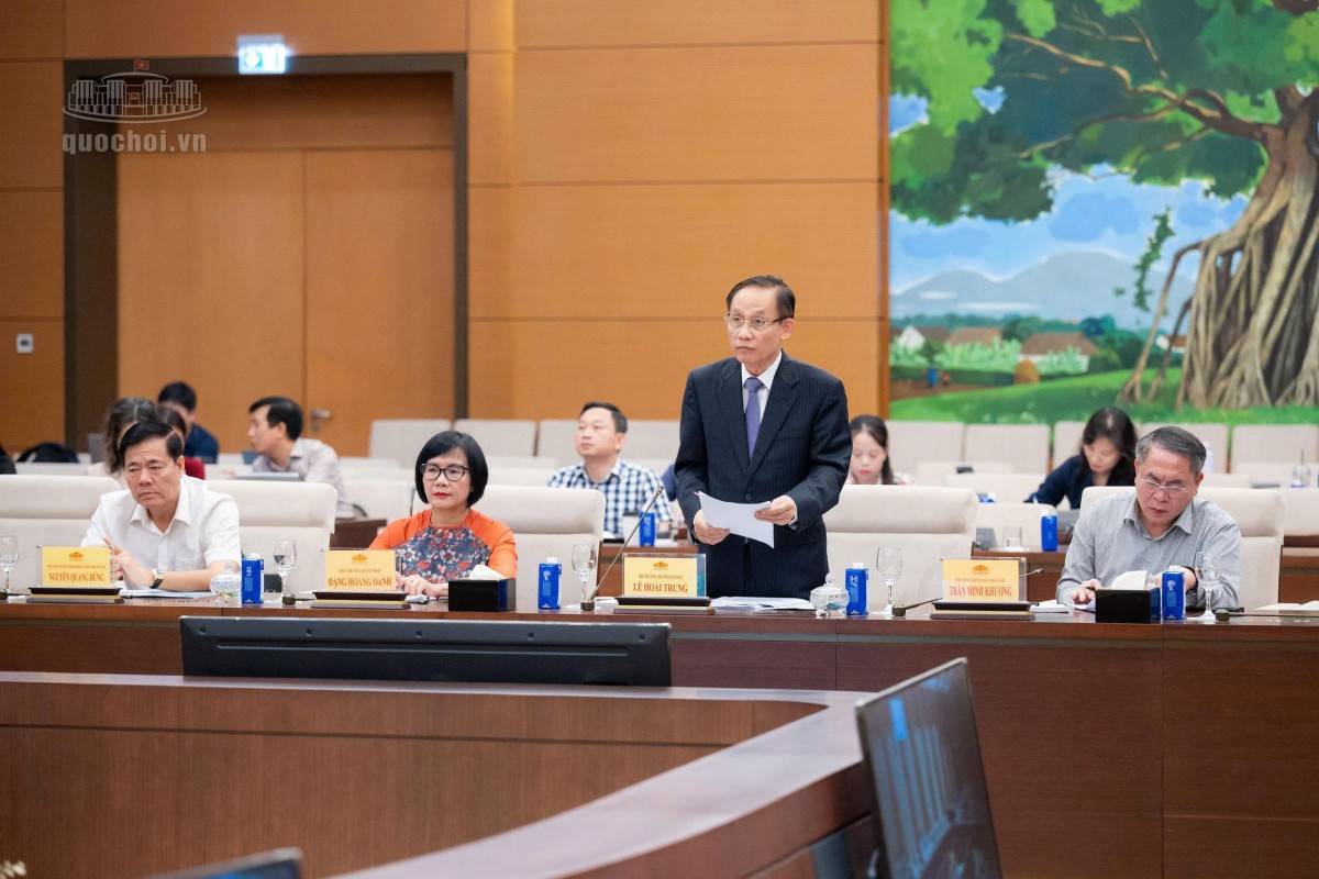 Bộ trưởng Bộ Ngoại giao Lê Hoài Trung trình bày Tờ trình dự án Luật Thỏa thuận quốc tế (sửa đổi)