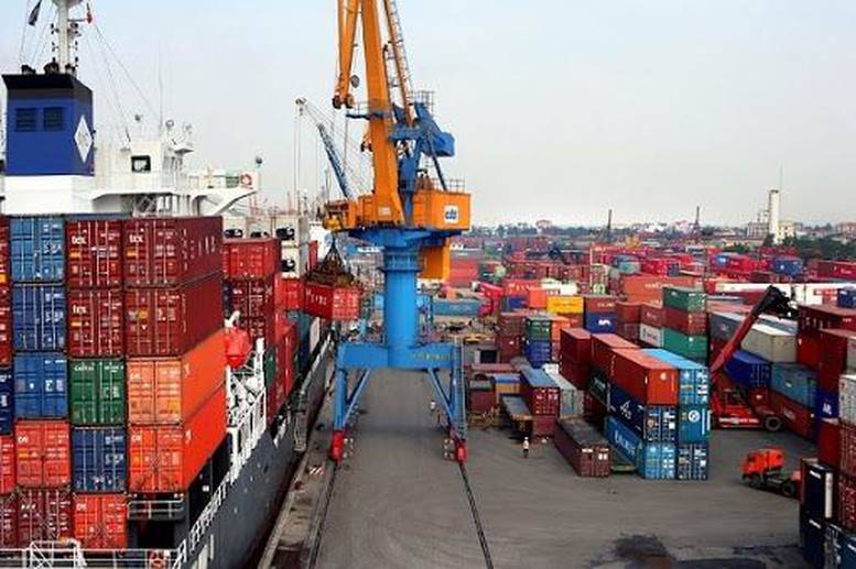 với các giao dịch chuyển khẩu hàng hóa thực hiện từ thời điểm Thông tư có hiệu lực, doanh nghiệp cần lưu ý một số yêu cầu trực tiếp trong quá trình thanh toán gồm thực hiện giao dịch qua ngân hàng được phép; thực hiện hai giao dịch thanh toán, chuyển tiền riêng biệt tương ứng với hợp đồng mua và hợp đồng bán; thực hiện hai chiều thanh toán tại cùng một ngân hàng, trừ trường hợp ngoại lệ được quy định; đồng thời cung cấp đầy đủ, chính xác giấy tờ, chứng từ và thông tin về nguồn tiền nhận về theo yêu cầu.