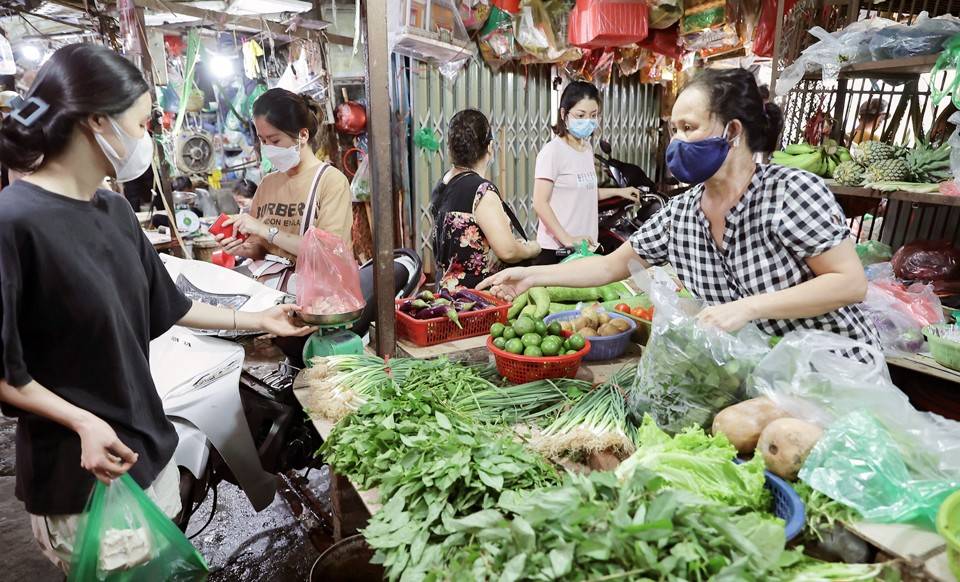Sự bùng nổ của thương mại điện tử đã khiến cho hoạt động kinh doanh tại các chợ truyền thống không còn là điểm tựa phân phối hàng hóa của đại đa số các doanh nghiệp. 