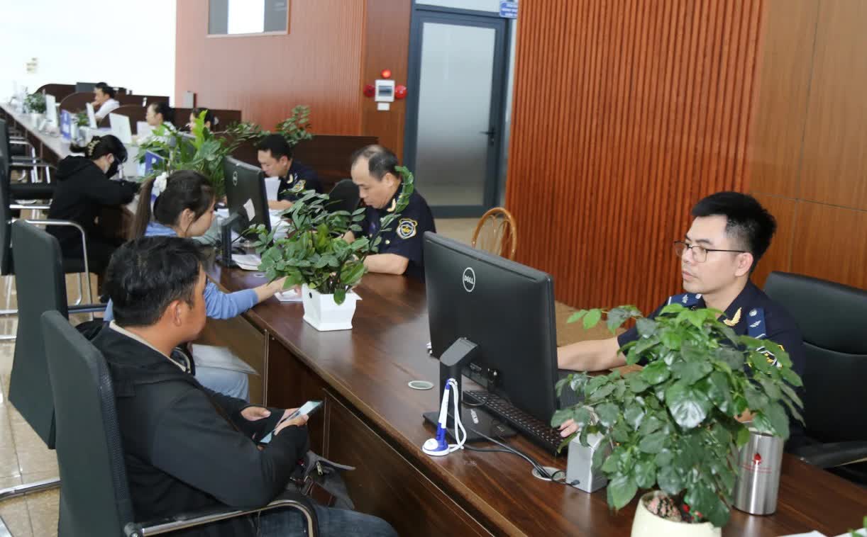 Hàng hóa xuất nhập khẩu qua Cửa khẩu Quốc tế Lào Cai được kiểm tra, giám sát chặt chẽ, góp phần bảo đảm hoạt động thông quan diễn ra thông suốt.