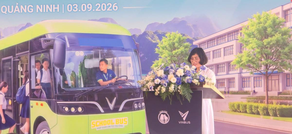 Đại diện cha mẹ, học sinh  cảm động  chia sẻ niềm hạnh phúc và biết ơn những chuyến xe Vinbus thiết thực trên hành trình an toàn hiện đại xanh trong việc đồng hành với các thế hệ học sinh của Quảng Ninh trong tương lai