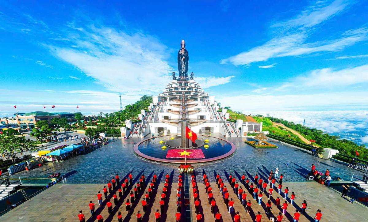 Núi Bà Đen, một trog những điểm đến du lịch tại Tây Ninh.