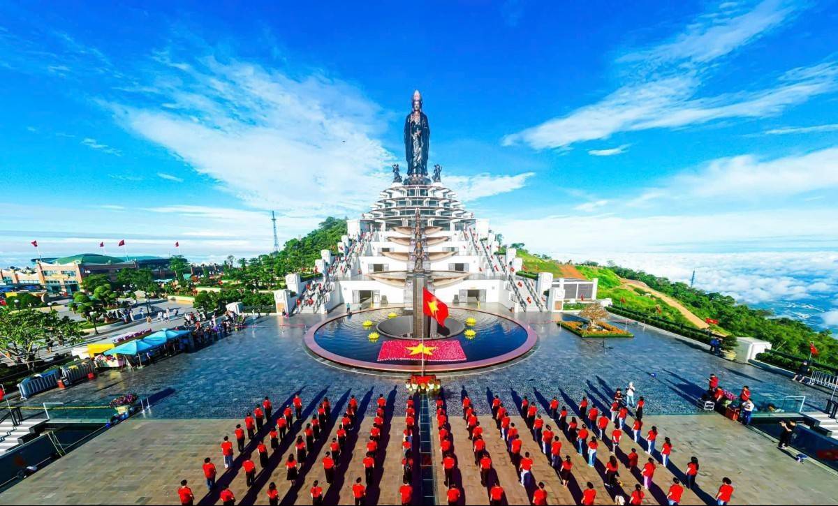 Núi Bà Đen hút gần 40% khách đến Tây Ninh dịp lễ