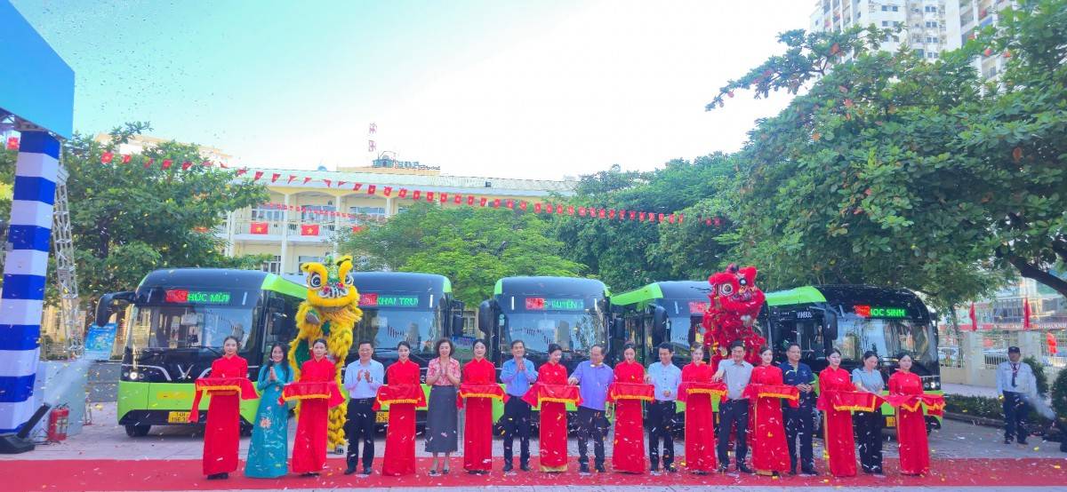 Quảng Ninh khai trương xe buýt điện miễn phí đưa học sinh đến trường