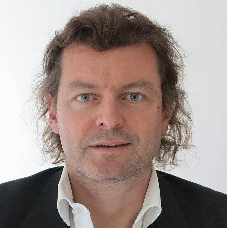 Giancarlo Devasini, Chủ tịch và được Forbes đánh giá là cổ đông lớn nhất của Tether, với khoảng 44–45% cổ phần. Forbes ước tính tài sản của ông ở mức 89,3 tỷ USD vào tháng 9/2026