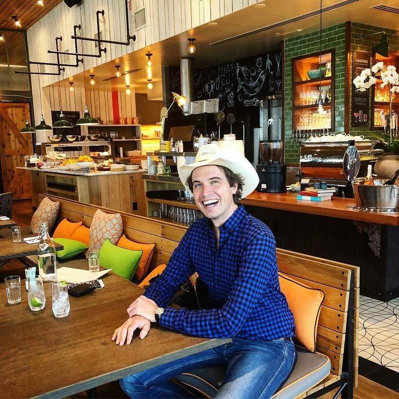 Kimbal Musk, em trai Elon Musk, là doanh nhân trong lĩnh vực ẩm thực và thực phẩm, đồng thời là thành viên hội đồng quản trị Tesla từ năm 2004.