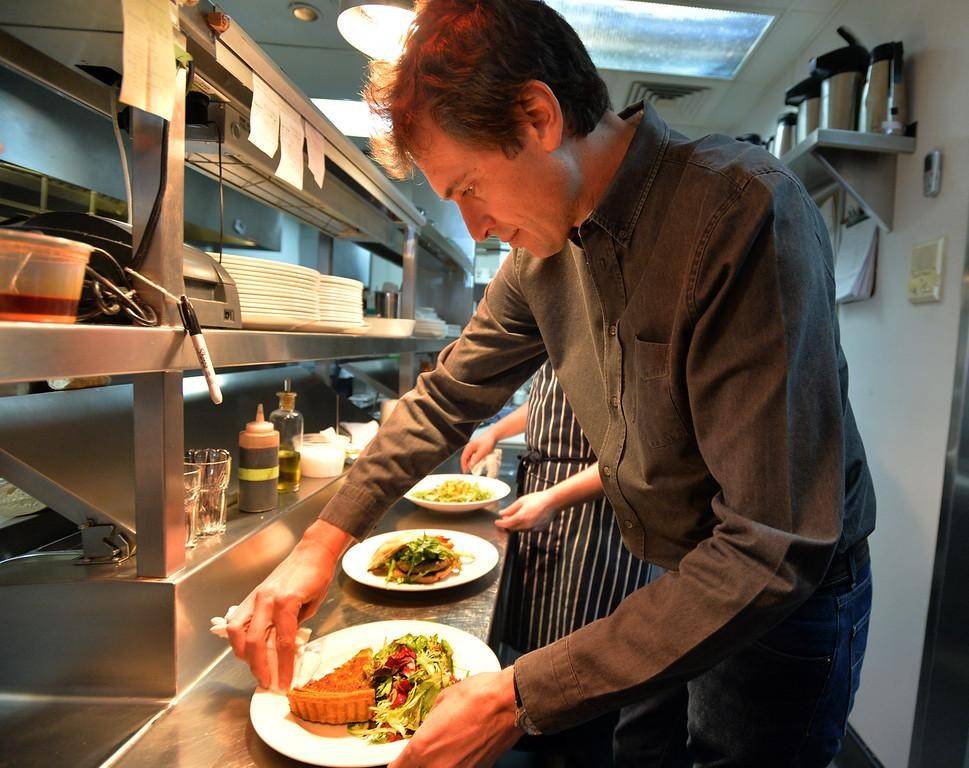 Kimbal Musk trực tiếp tham gia công việc tại The Kitchen, chuỗi nhà hàng ông đồng sáng lập năm 2004, theo đuổi mô hình sử dụng thực phẩm địa phương và chú trọng trải nghiệm ăn uống cộng đồng.