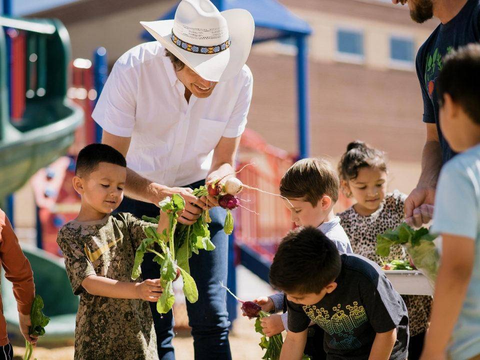 Thông qua Big Green, Kimbal Musk đưa các khu vườn học tập vào trường học, giúp học sinh tiếp cận trực tiếp với việc trồng rau, dinh dưỡng và thực phẩm.