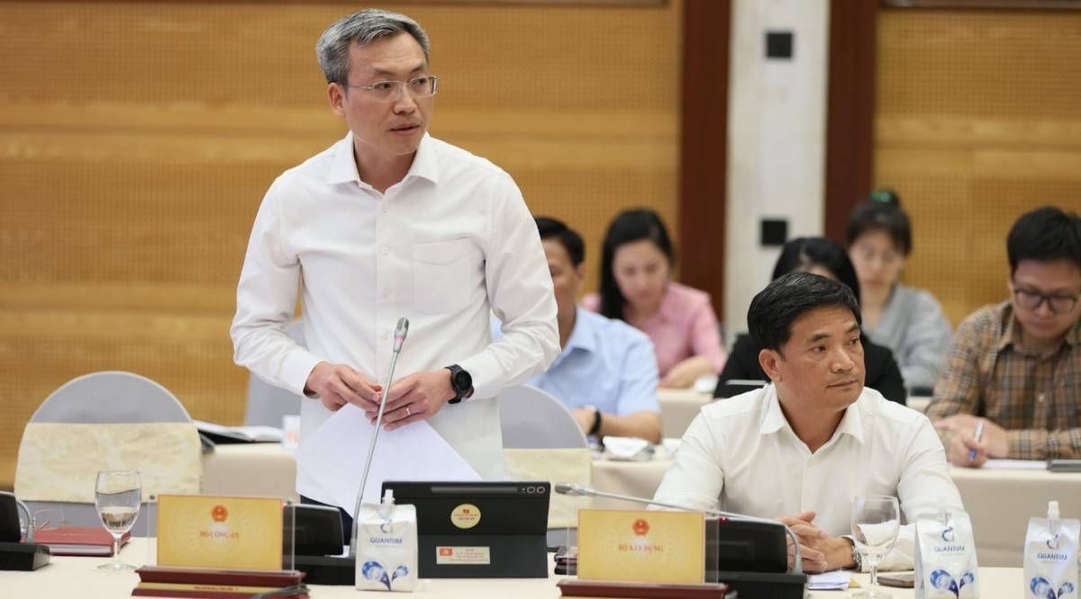 Thiếu tướng Nguyễn Quốc Toản, Chánh Văn phòng, Người phát ngôn Bộ Công an  thông tin diễn biến mới các vụ án liên quan Huấn Hoa Hồng, Phú Lê. Ảnh: TTXVN 