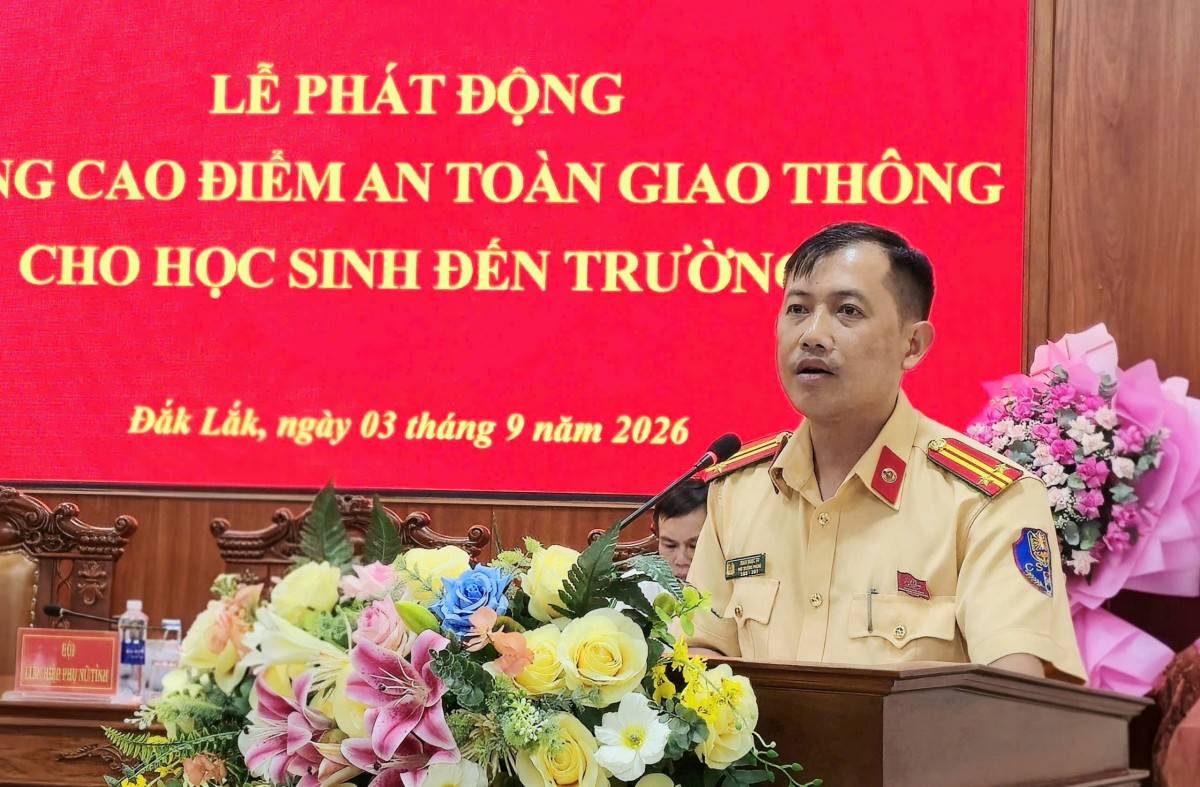 Trung tá Trần Ngọc Tú, Phó trưởng phòng CSGT tỉnh Đắk Lắk triển khai kế hoạch tháng cao điểm ATGT cho học sinh đến trường.