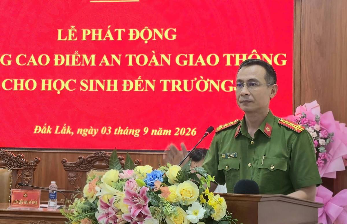 Đại tá Trần Bình Hưng, Phó Giám đốc Công an tỉnh Đắk Lắk tháng cao điểm ATGT cho học sinh đến trường.