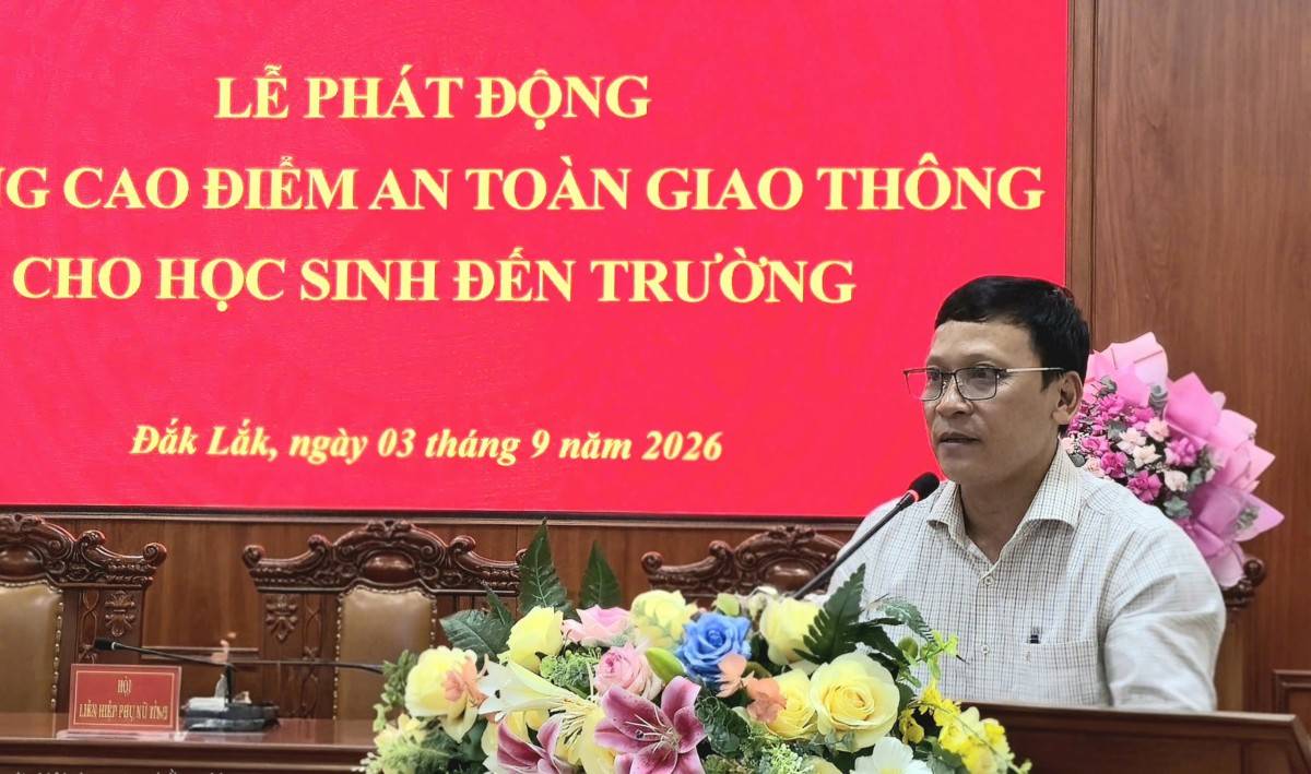 Ông Nguyễn Văn Hùng, Phó hiệu trưởng Trường THPT Chu Văn An phát biểu hưởng ứng tháng cao điểm ATGT cho học sinh đến trường.