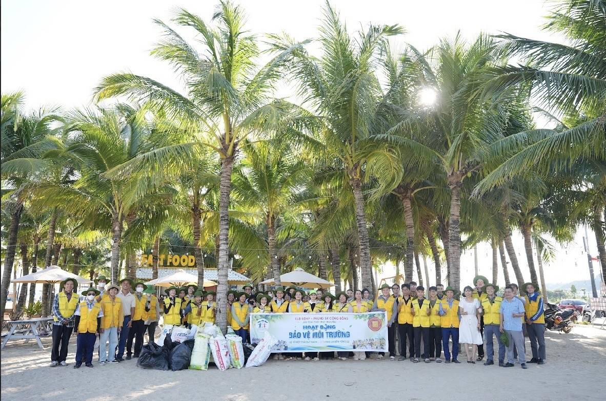CLB Gia Đình Hạnh Phúc, CLB Doanh nhân Họ Nguyễn phối hợp với Đoàn Thanh niên phường Bãi Cháy tổ chức còn là hành động đẹp, góp phần lan tỏa ý thức bảo vệ môi trường và tình yêu với di sản biển quê hương.