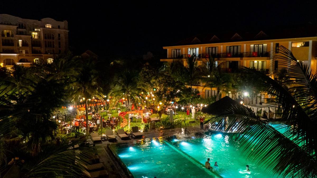 Toàn cảnh Tiệc Buffet treo tại Sen Village Hoi An
