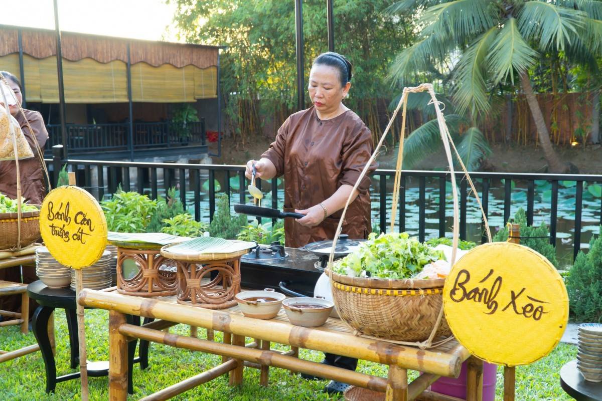 Phố Hội Xưa Buffet gây tò mò và thu hút rất nhiều du khách khi đến với Hội An được tổ chức đều đặn vào mỗi tối Thứ Bảy hằng tuần tại Sen Village Hoi An