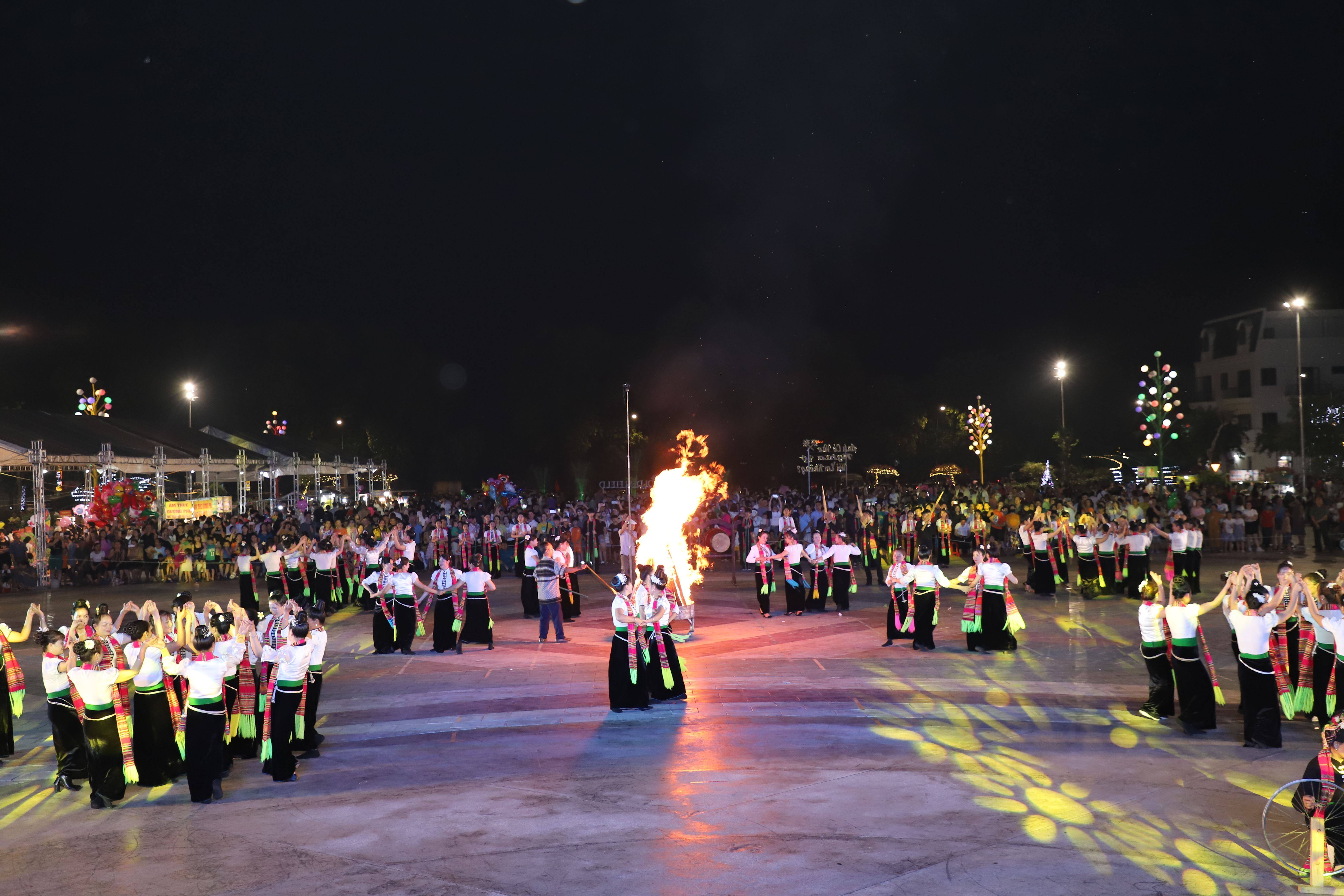 Những cánh tay nối nhau, những bước chân cùng nhịp, vòng tròn lúc mở ra, lúc thu lại dưới sự hướng dẫn của ê-kíp thực hiện. Không khí tập luyện vừa khẩn trương, vừa rộn ràng