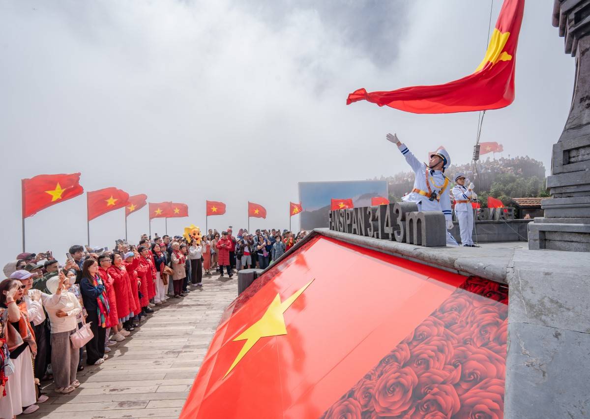 Lễ Thượng cờ trên đỉnh Fansipan. Ảnh: Thái Viết Hoàn