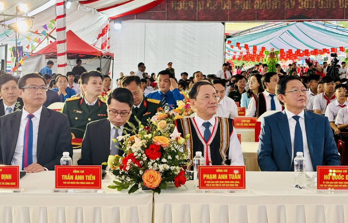 Các đại biểu dự Lễ khai giảng năm học 2026-2027 tại Trường Phổ thông nội trú liên cấp Tiểu học và THCS Ia Púch.
