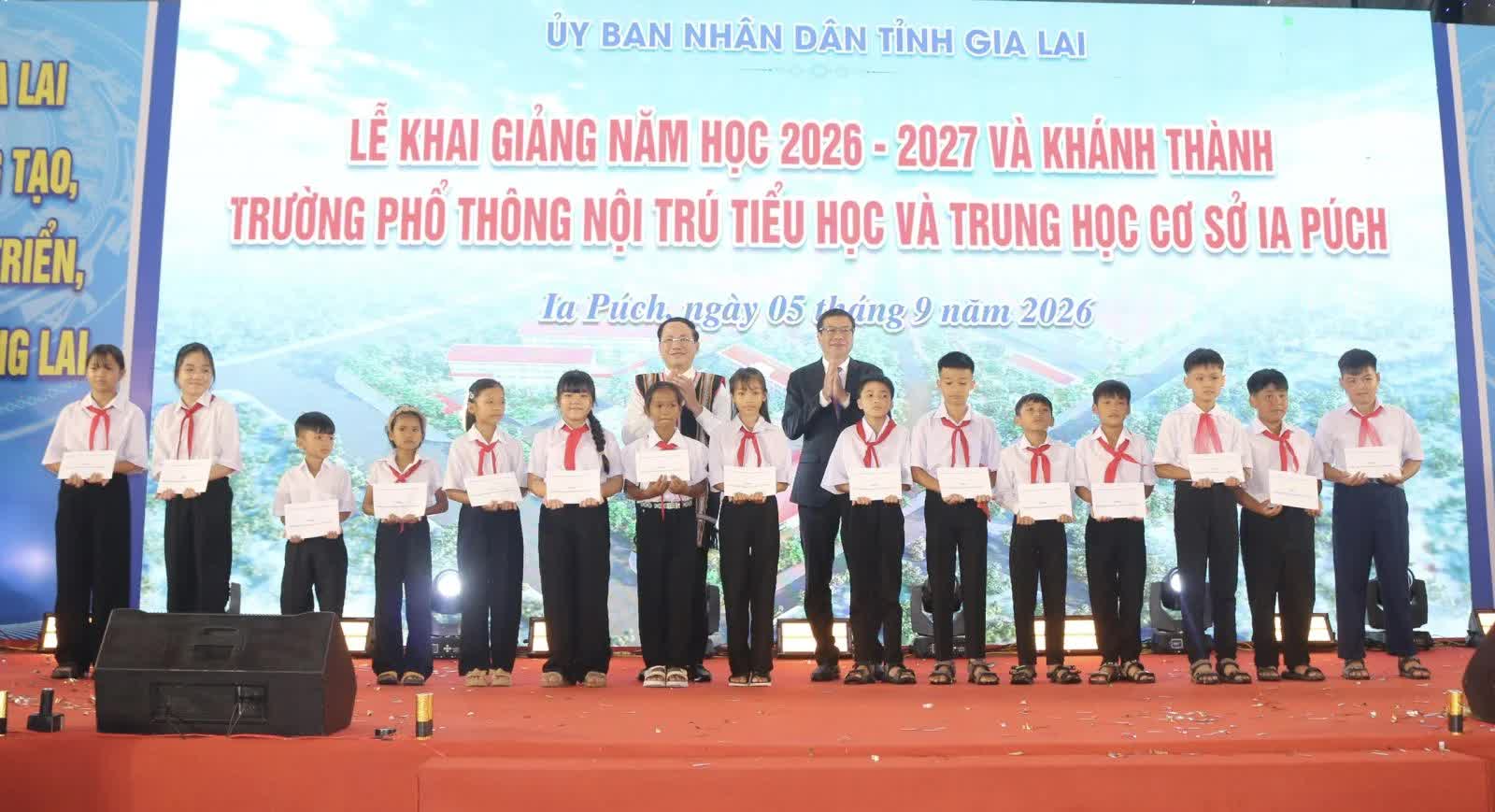 Chủ tịch UBND tỉnh Phạm Anh Tuấn (hàng sau, bên trái) trao học bổng cho học sinh có hoàn cảnh khó khăn tại Trường Phổ thông nội trú liên cấp Tiểu học và THCS Ia Púch