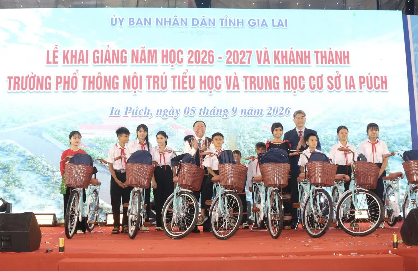 Bí thư Tỉnh ủy Thái Đại Ngọc tặng 10 xe đạp cho các học sinh có hoàn cảnh khó khăn 