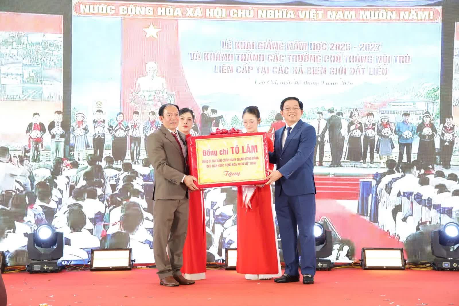 Phó Thủ tướng Chính phủ Hồ Quốc Dũng (bên phải) trao quà của Tổng Bí thư, Chủ tịch nước Tô Lâm tặng Trường Phổ thông nội trú liên cấp Tiểu học và THCS Ia Púch.