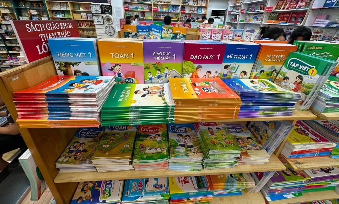 Nhằm ngăn chặn tình trạng in lậu, Nhà xuất bản Giáo dục Việt Nam đã phối hợp cùng Viện Khoa học hình sự (Bộ Công an) thiết kế hai mẫu tem chống giả công nghệ cao.
