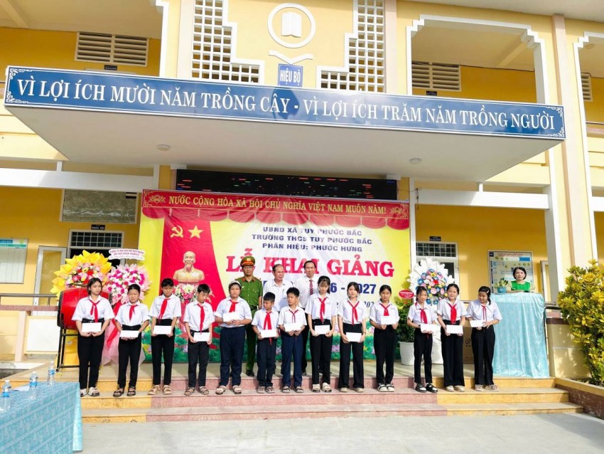 Trong ngày khai giảng, lãnh đạo xã Tuy Phước Bắc trực tiếp đến dự và động viên cán bộ, giáo viên, học sinh tại nhiều cơ sở giáo dục.